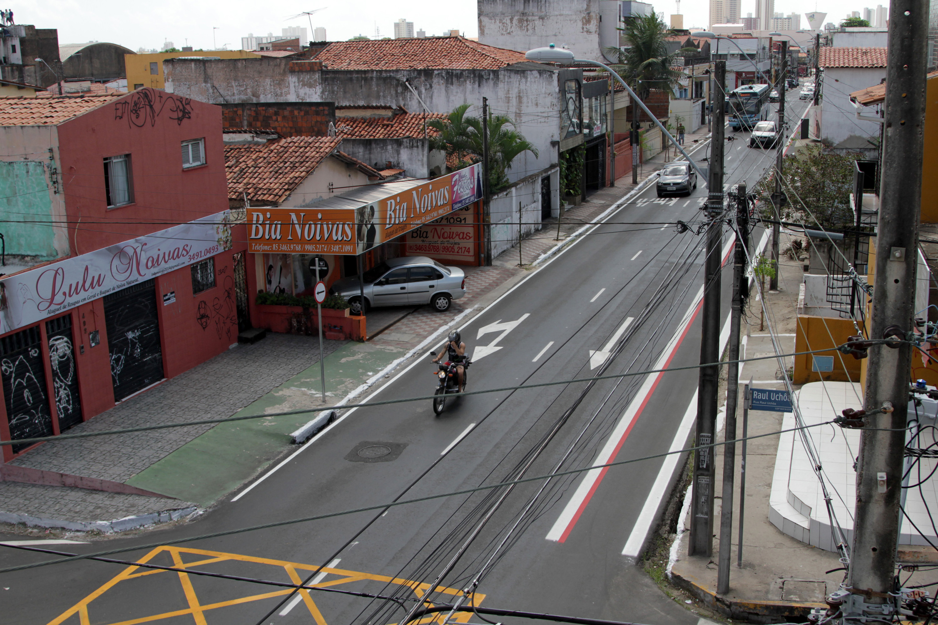 a foto mostra uma moto passando por uma rua